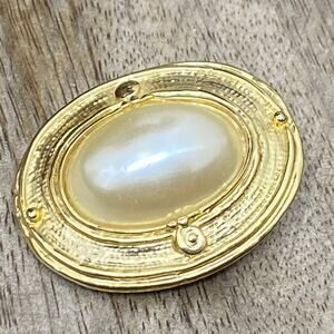 Vintage Women's Scarf Clip Oval Mother-of-Pearl Gold Tone Costume Jewelry